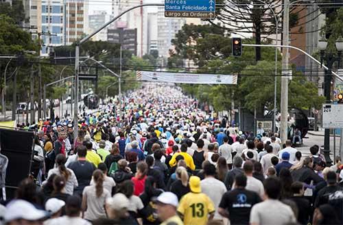 Pelo quarto ano consecutivo a capital paranaense recebe milhares de corredores para as disputas da Maratona Caixa de Curitiba / Foto:  Divulgação/Latin Sports